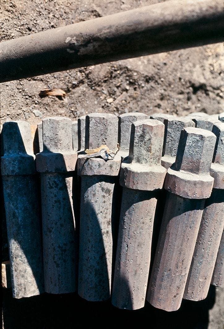 <h3>1977</h3>
Piezas tipo vástagos.