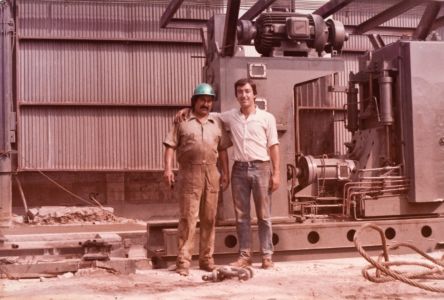 1982 02  Colaboradores De FRISA Instalando La Roladora Wagner