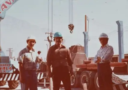 1977 00 Colaboradores De FRISA Bajando Del Camión El Martillo 5 