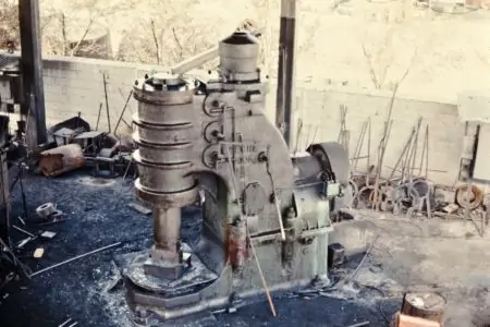 1977 En Esta Imagen Se Aprecia El Martillo Beché De 2,500 Libras. Este Fue El Cuarto Martillo Adquirido Por FRISA 