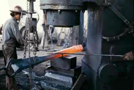 1977 Forjando Una Barra 