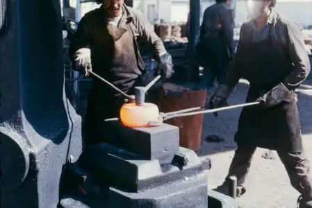 1977 Operadores Trabajando Con Punzón