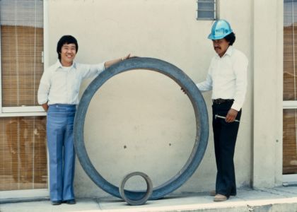 1980 El Ingeniero Gabriel Miyaki Y Julio Ramírez, Colaboradores De FRISA, Al Lado De Los Primeros Anillos De La Roladora Susan