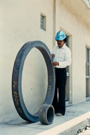 1980 Julio Ramírez, Trabajador, Verificando Pieza 