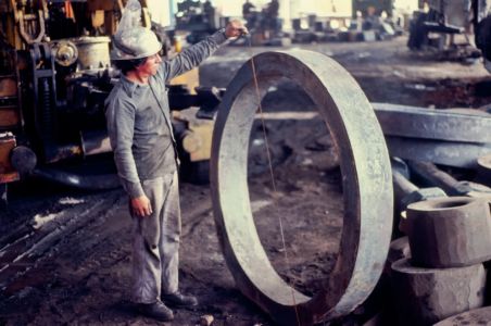 1980 Operador Verificando Pieza
