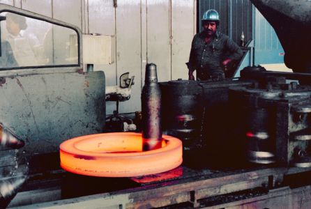 1982 Operador Nicolás Fraga En La Roladora Wagner. Los Anillos En Esta Roladora Eran Más Esbeltos Y Consumían Menos Material Y Energía, Además De Forjarse A Mayor Velocidad 