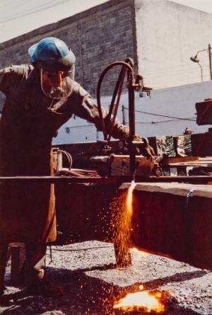 1982 Operador Haciendo Un Proceso De Corte