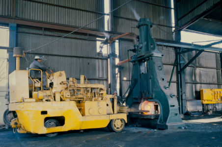 1983 Operadores Trabajando Con El Martillo Erie Y El Manipulador 