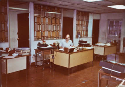 1984 Eduardo Garza T En Oficinas