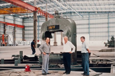1988 01  Eduardo Garza T Junto A Dos Visitantes Instalando La Prensa 1 En Planta Santa Catarina. 