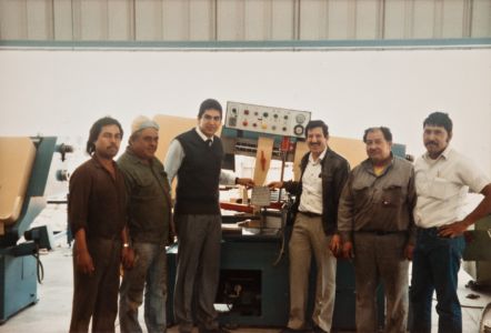 1988 02 Colaboradores Instalando Las Sierras De Corte De Planta Santa Catarina. 