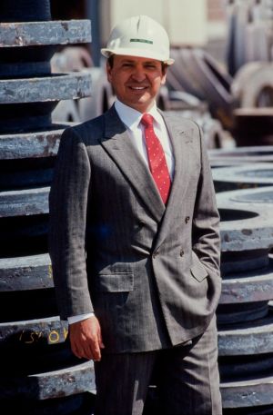 1989 Eduardo Garza T., Fundador, Frente A Productos.
