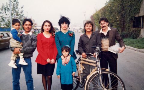 1990 AA3 Posada Navideña, Colaboradores Mostrando Sus Regalos.