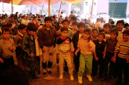 1990 AA4 Hijos De Colaboradores Disfrutando De La Posada Navideña
