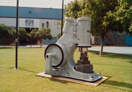 1997 Martillo 2 Colocado Como Monumento En Los Jardines De Planta Santa Catarina. 