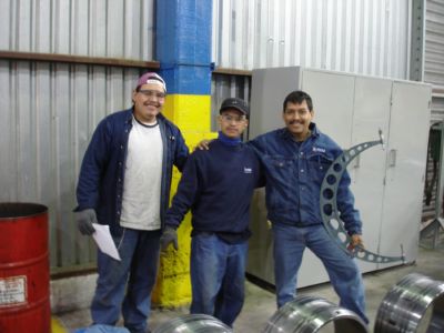 2006 Personal Del Área De Maquinados En Planta I Junto A Piezas De Maquinado Final