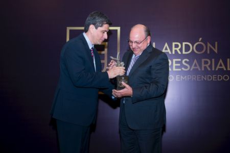 2017-ZZ-2017--Galardón-Empresarial-entregado-a-Eduardo-Garz