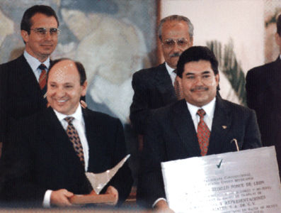 1995 A2 Eduardo Garza T. Y Amador Celedón Recibieron El Premio Nacional De Calidad De Manos Del Presidente Ernesto Zedillo Ponce De León, Y Eduardo Fue Seleccionado Por Los Organizadores Del Premio Como El Orador Huésped Del Evento. La Satisf