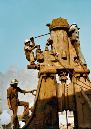 1978 AA  Instalación Del Martillo Erie De Arco De Vapor 5,000 Libras. Actualmente Este Martillo Se Encuentra Como Monumento En El Jardín Central De Planta García 